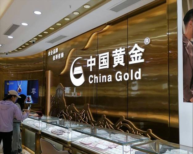 于是,像周大福,老凤祥这些大品牌基本上立马就提高了零售价格,把这